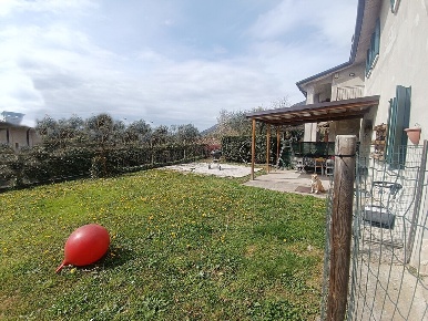 Foto Villa bifamiliare a Borso del Grappa Centro di 200 m² con 8 locali