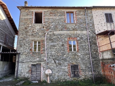Foto Appartamento in Via Caprio, Filattiera Caprio di 227 m² con 9 locali