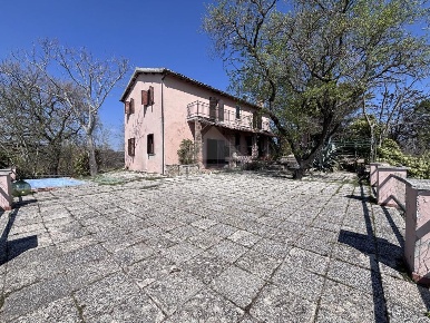 Foto Rustico in Frazione valdichiascio, Gubbio di 220 m² con 11 locali