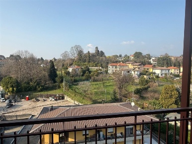 Foto Appartamento a Villa Guardia di 104 m² con 4 locali in vendita