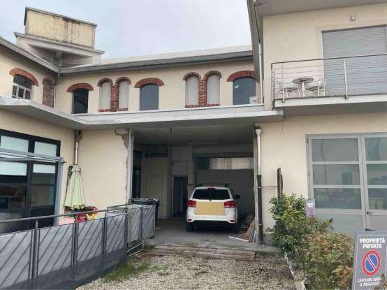 Foto Capannone industriale a Caselle Torinese di 215 m² con 5 locali