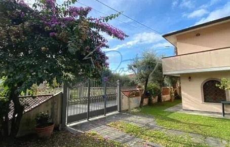Foto Villa bifamiliare a Montignoso Debbia, Cervaiolo di 140 m² in vendita