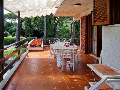 Foto Villa unifamiliare a Massa Ronchi - Poveromo di 300 m² con 16 locali