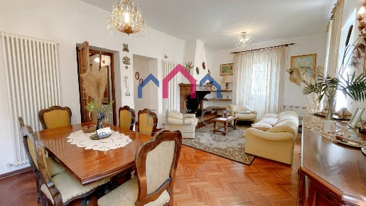 Foto Villa unifamiliare a Piazza al Serchio Nicciano di 270 m² in vendita
