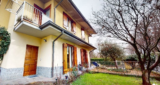 Foto Villa bifamiliare in via Pace  53, Spirano di 140 m² con 4 locali