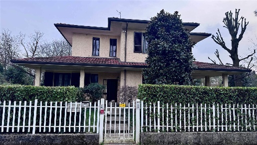 Foto Villa unifamiliare in via petrarca 5, Lesmo di 280 m² con 12 locali