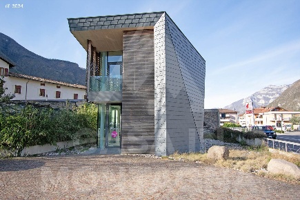 Foto Negozio a Ala Centro di 220 m² con 5 locali in vendita