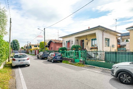 Foto Villa unifamiliare in VIA VOLTA 36, Cerro Maggiore Centro di 129 m²