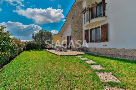 Foto Villa unifamiliare in Via Belvedere 39, Bernareggio di 320 m²