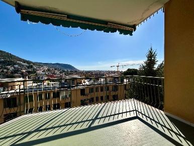Foto Appartamento in Via Crispi, Pietra Ligure di 154 m² con 7 locali