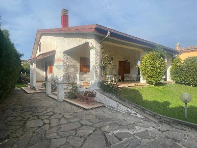 Foto Villa unifamiliare in VIA TRONTO 33, Ardea di 160 m² con 5 locali