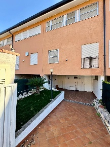 Foto Villa a schiera in Via Antimaco, Roma Casal Palocco di 218 m²
