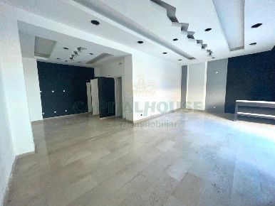 Foto Locale commerciale in via giosuè carducci, Pomigliano d'Arco di 70 m²