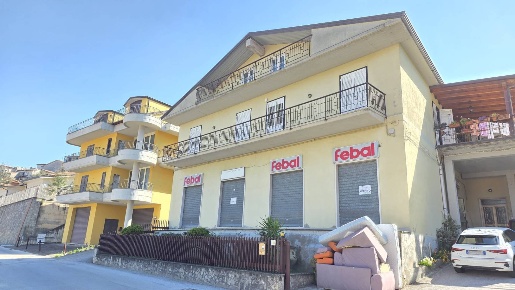 Foto Attività commerciale in Nazionale, Castelfranci di 350 m² con 4 locali