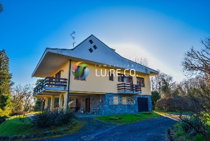 Foto Villa unifamiliare in via como 45, Meda di 270 m² con 5 locali