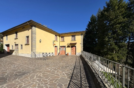 Foto Casale in Via della Villa, Cantagallo La Villa di 500 m² con 15 locali