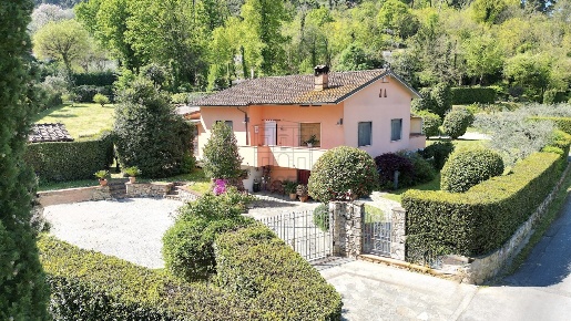 Foto Villa unifamiliare in Via Comunale Campolungo 51, Lucca di 270 m²