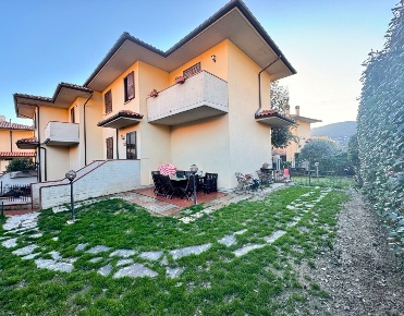 Foto Villa unifamiliare in Via delle Case, Vaiano di 180 m² con 5 locali