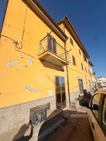 Foto Negozio in via santa lucia filippini, Montefiascone di 110 m²