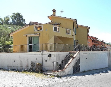 Foto Villa a schiera in via nuova di baggio, Pistoia di 150 m² con 5 locali