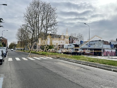 Foto Negozio in Via Lorenteggio, Milano Giambellino di 530 m² con 8 locali