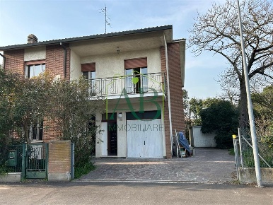 Foto Casa indipendente a Russi di 250 m² con 10 locali in vendita