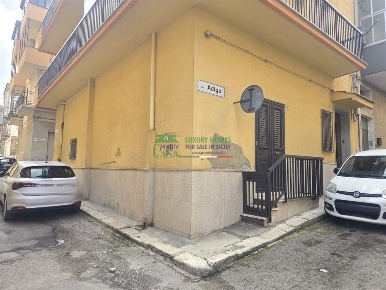 Foto Appartamento a Gela di 79 m² in vendita