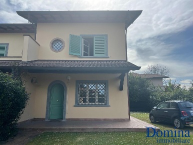 Foto Villa a schiera a Forte dei Marmi Centro di 152 m² con 7 locali