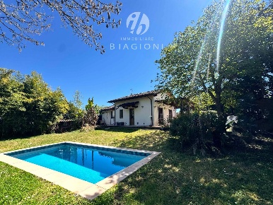 Foto Villa unifamiliare a Pietrasanta di 65 m² con 4 locali in vendita