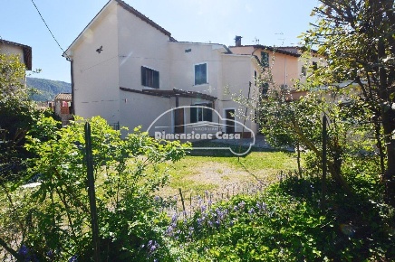 Foto Villa unifamiliare a Lucca Montuolo di 210 m² con 11 locali in vendita