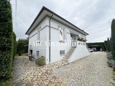 Foto Villa unifamiliare a Pietrasanta di 220 m² con 9 locali in vendita