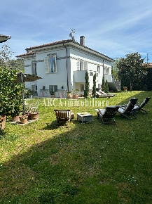 Foto Villa unifamiliare a Pietrasanta di 220 m² con 9 locali in vendita