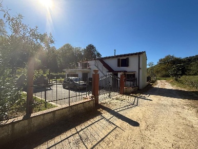 Foto Casa indipendente a Crespina Lorenzana di 130 m² con 9 locali