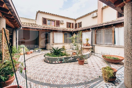 Foto Casa indipendente a Sinnai Centro di 200 m² con 4 locali in vendita