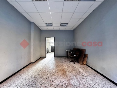 Foto Attività commerciale in Italia, Arona Centro di 24 m² con 2 locali