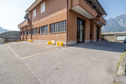 Foto Locale commerciale in Via Achille Grandi, Lecco Belledo di 200 m²