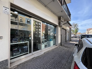 Foto Negozio in Via Torrazzo 35, Catanzaro Catanzaro Lido di 80 m²
