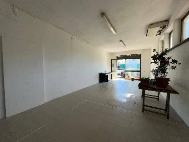 Foto Attività commerciale in via del bichi 145, Lucca di 50 m² con 1 locali