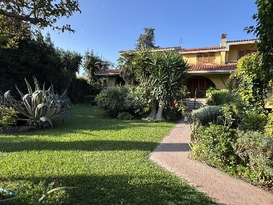 Foto Case semi ndipendenti in Via Pietro Romani, Roma Infernetto di 380 m²