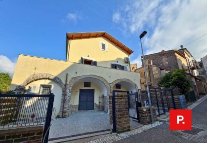 Foto Appartamento in Via Italia 102, Riardo di 100 m² con 3 locali