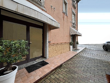 Foto Negozio in Viale Crotone 37q, Catanzaro Catanzaro Lido di 160 m²