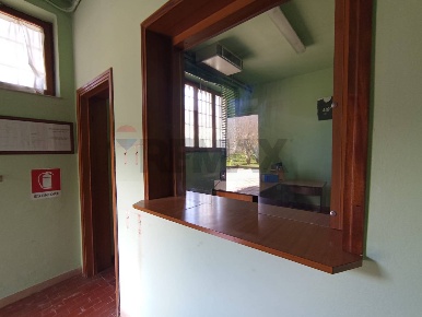 Foto Locale commerciale a Borgo a Mozzano Centro di 226 m² con 4 locali
