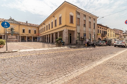 Foto Locale commerciale in PIAZZA CAVOUR 17/19, Gambolò Centro di 464 m²