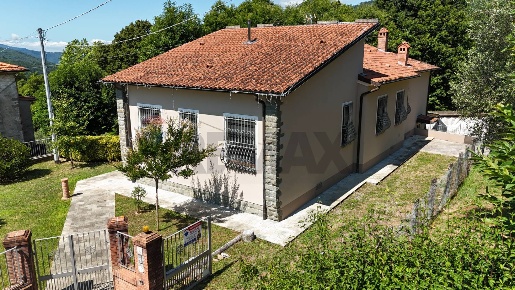 Foto Villa unifamiliare a Bagni di Lucca di 176 m² con 9 locali in vendita