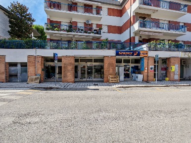 Foto Locale commerciale in Via Angelita 9, Recanati Centro di 170 m²