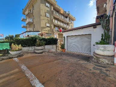 Foto Negozio in Viale Crotone 202, Catanzaro Catanzaro Lido di 90 m²