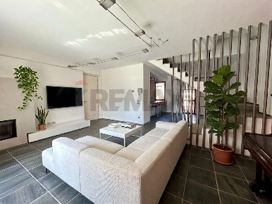 Foto Villa unifamiliare a Costa Volpino Centro di 207 m² con 5 locali