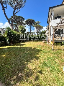 Foto Villa unifamiliare in Via Varazze, Fiumicino di 200 m² con 5 locali