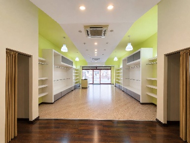Foto Negozio in Viale Crotone, Catanzaro Catanzaro Lido di 182 m²