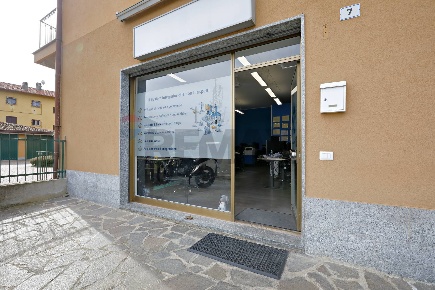 Foto Locale commerciale in piazza butti 7, Garbagnate Monastero Garbagnate